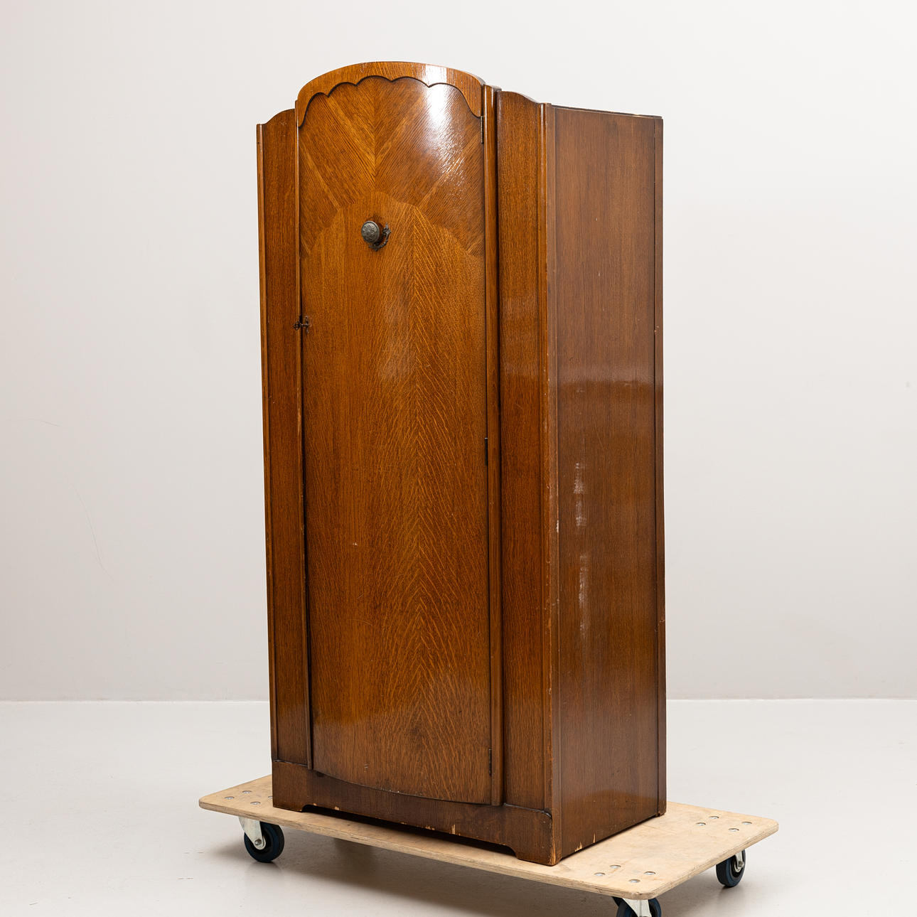 Eine englische Garderobe, erste Hälfte des 20. Jahrhunderts.