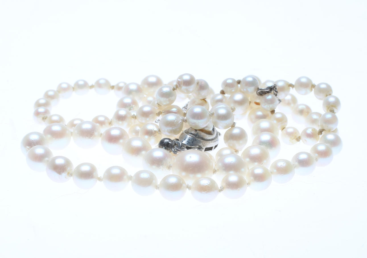 PÄRLCOLLIER, silverlås.