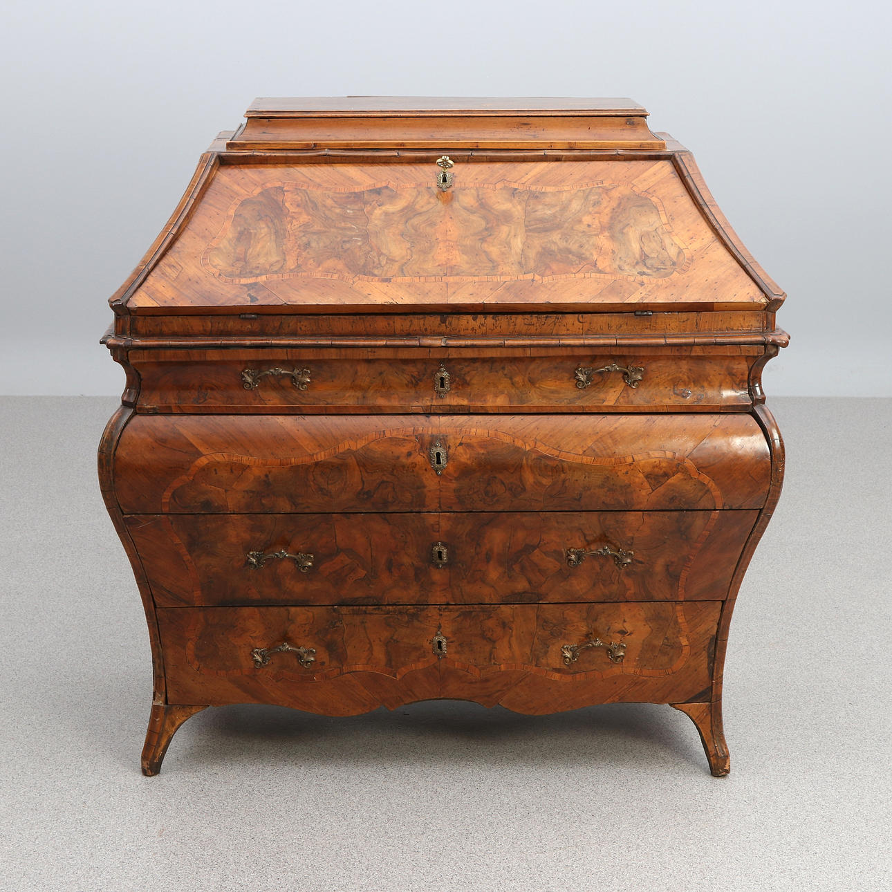 SEKRETÄR. Nussbaum. Rokoko, 18. Jahrhundert.