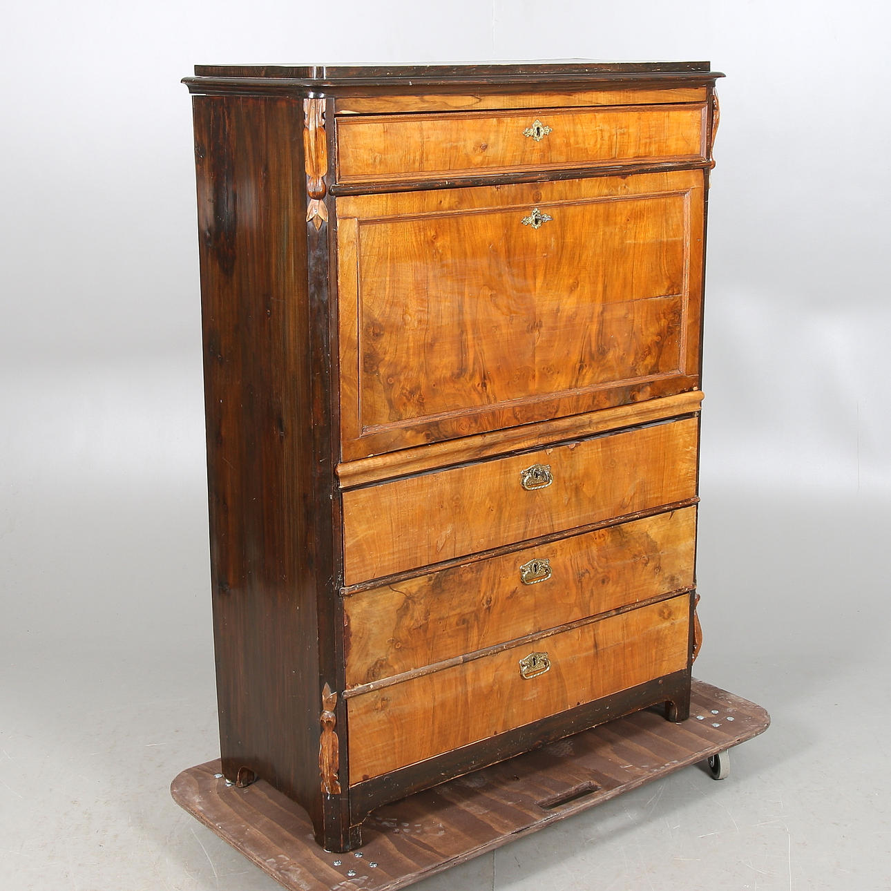 CHIFFONJÉ, valnötsfanér 1800-talets slut.