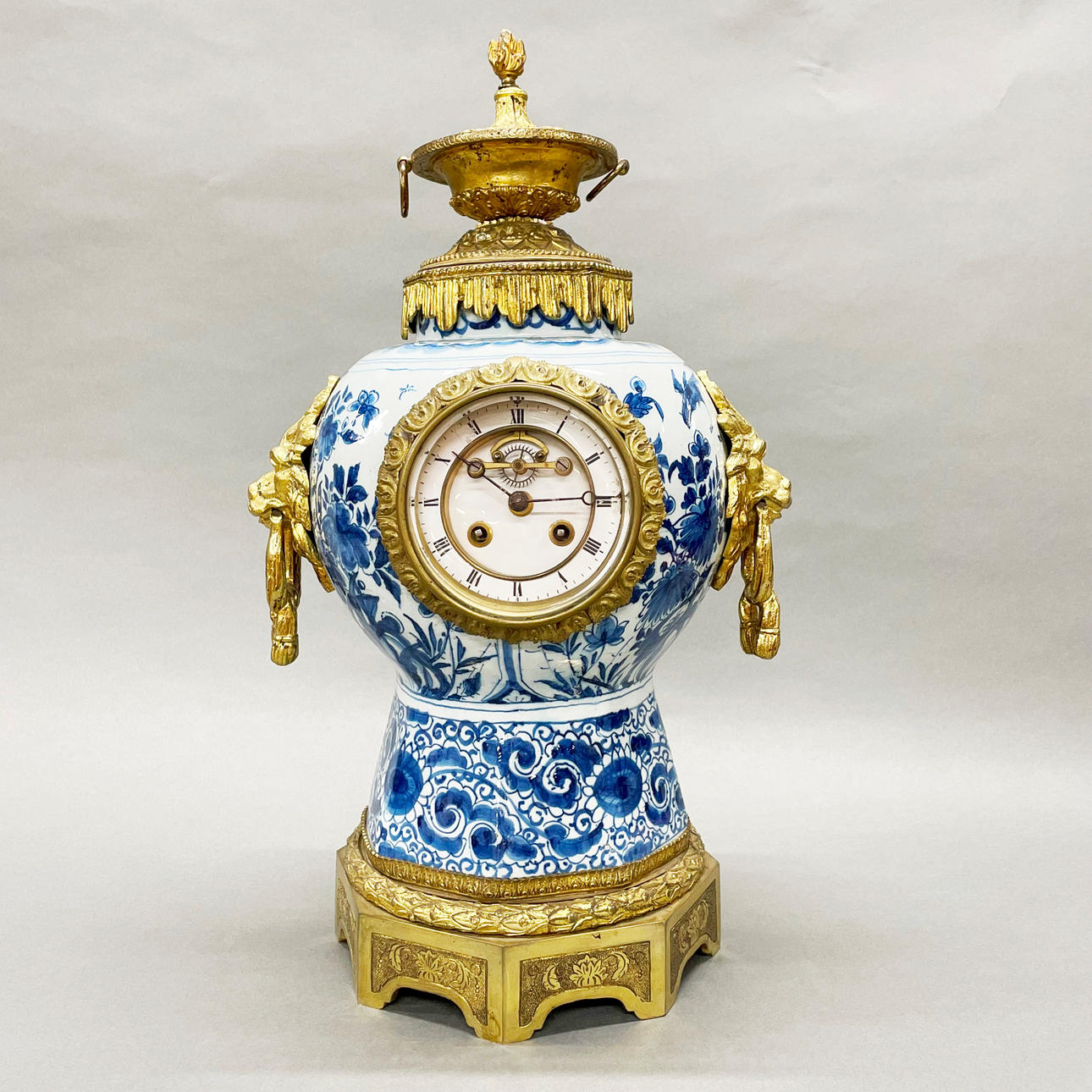 CHINESE PORCELAIN GILT CLOCK.