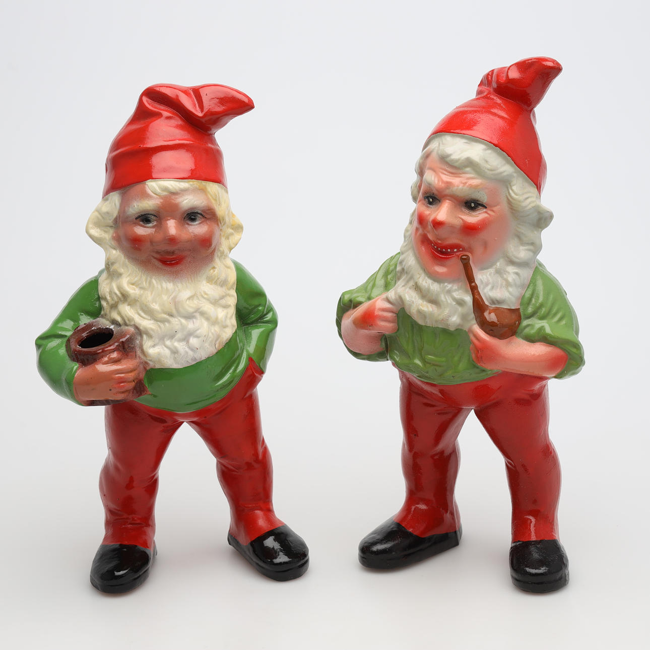 Sarja, 2 keraamisia tonttuja.