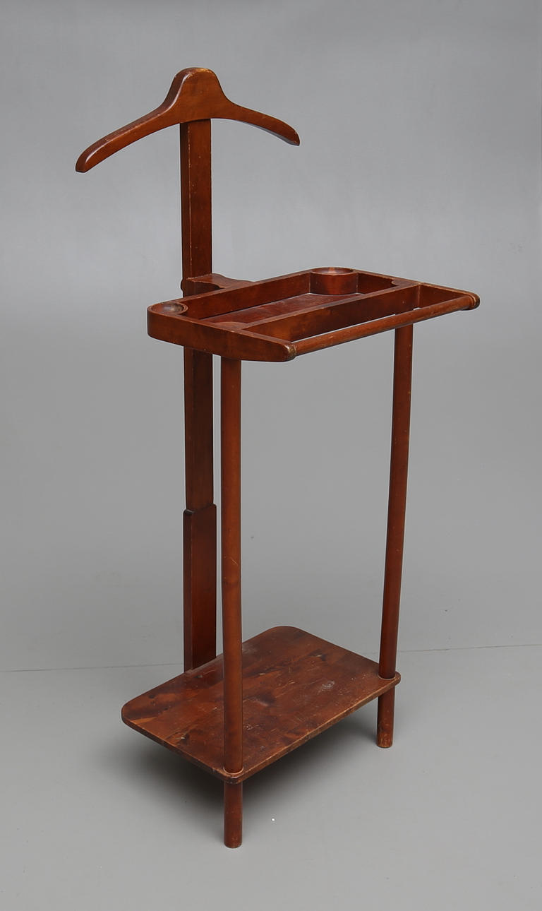 HERRBETJÄNT, trä, troligen italiensk, 1900-talets mitt.