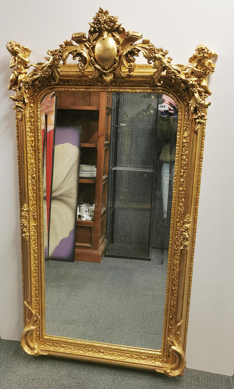 SPIEGEL MIT VERGOLDETEM RAHMEN.