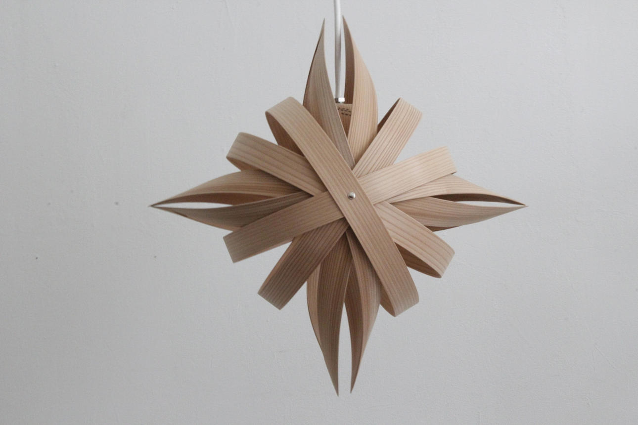 TOSHIYUKI TANI. Japansk lampa i cederträ, Shuriken, 2000-tal.