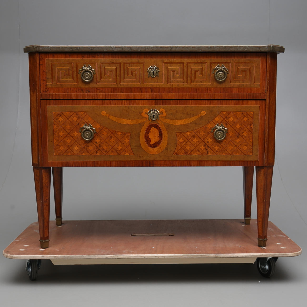 BYRÅ, Haupt-stil, gustaviansk stil. 1900-talets mitt.