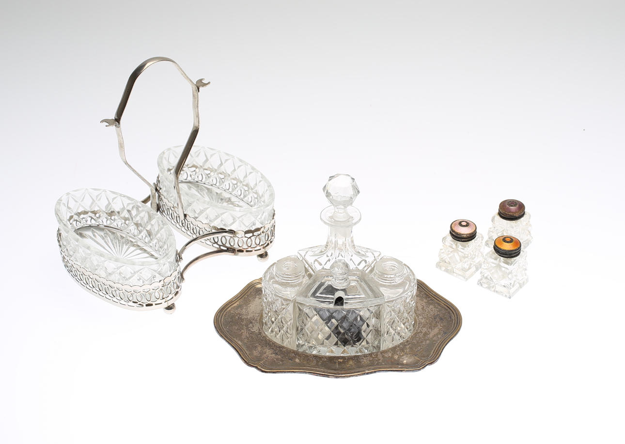 BORDSSURTOUT samt 3 ST KAR och BORDSUPPSATS, glas/vitmetall, 1900-talets början.