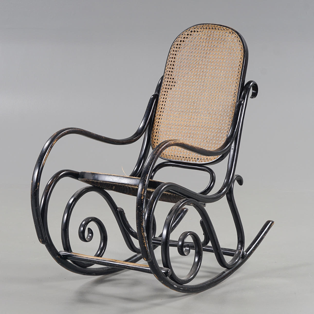 Mecedora modelo THONET, principios del siglo XX.