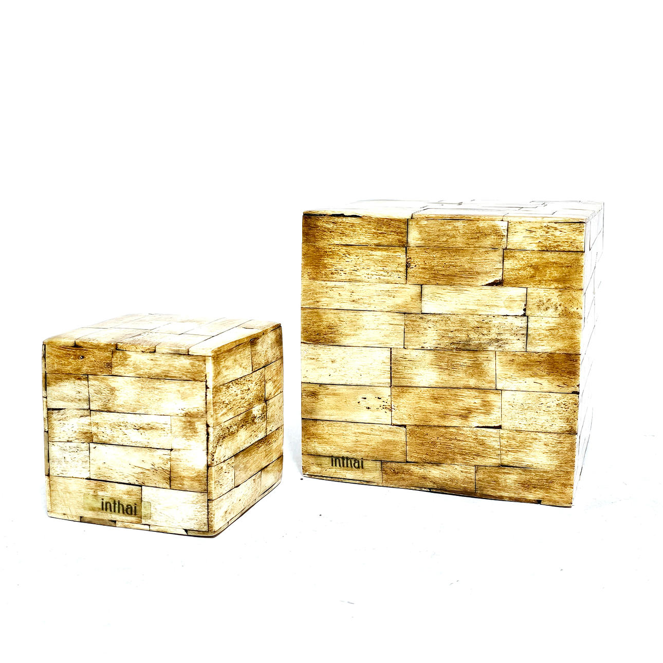 Par dekorativa kuber i benplattor.