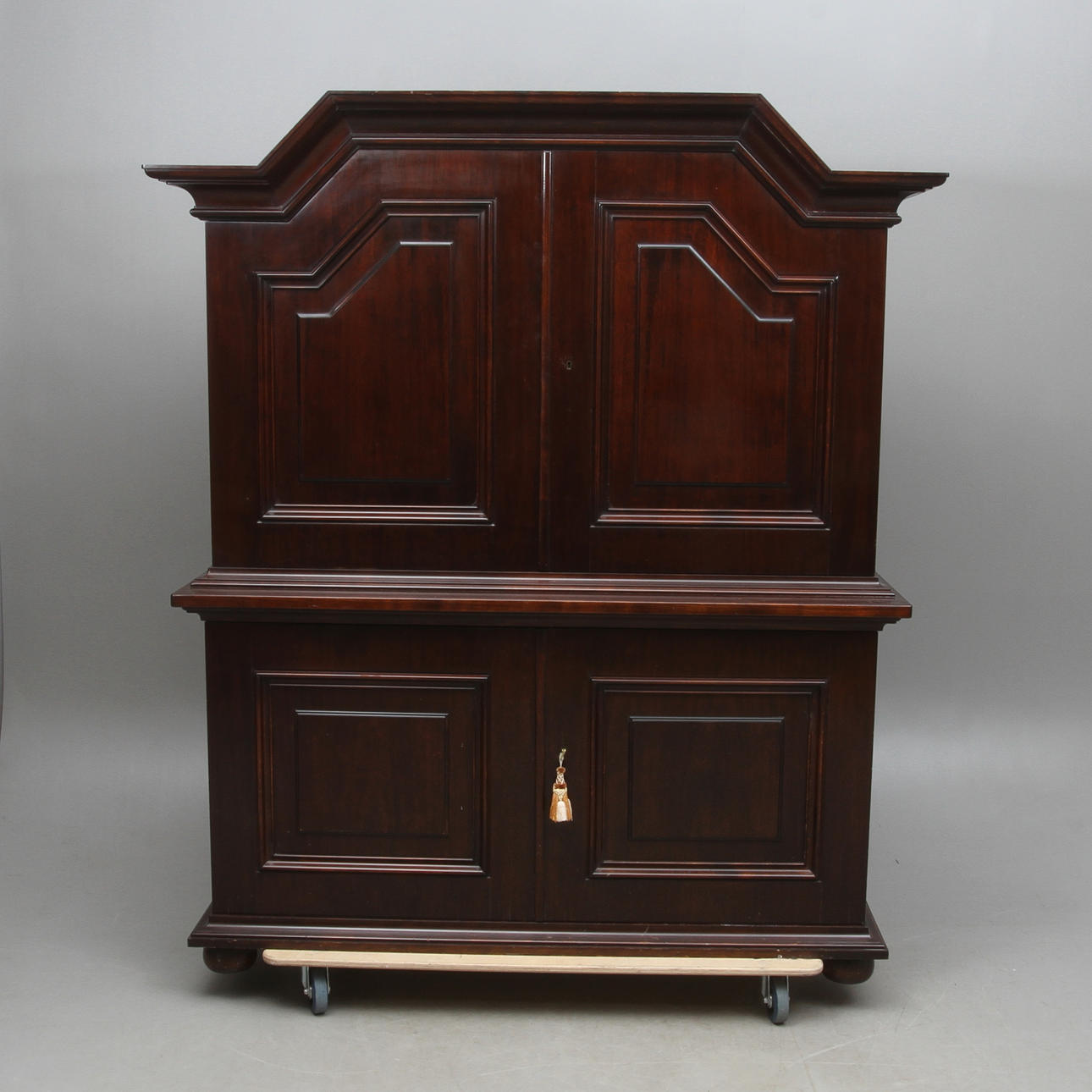 SALSSKÅP, 2 delar, barockstil, 1900-talets andra hälft.