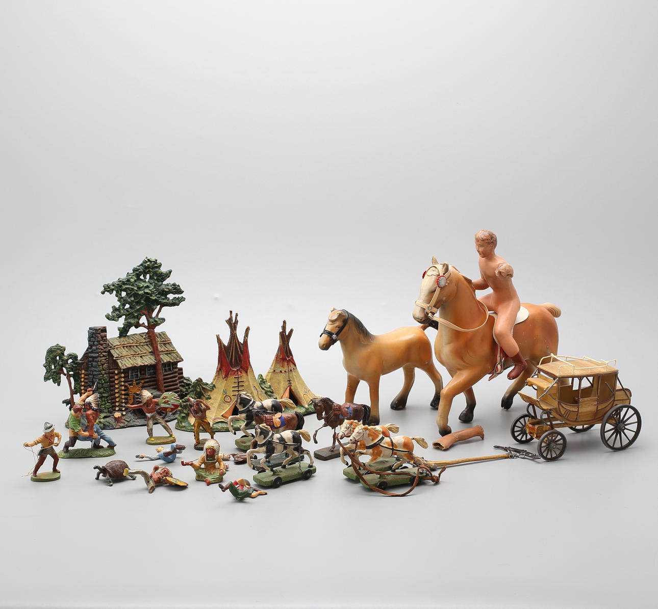 FIGURER, Elastolin western, 17 delar samt 2 hästar och en ryttare.