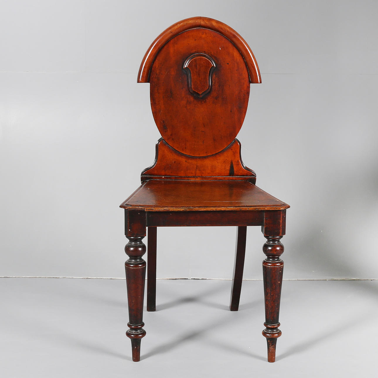 EN VIKTORIANSK MAHOGNY HALLSTOL.