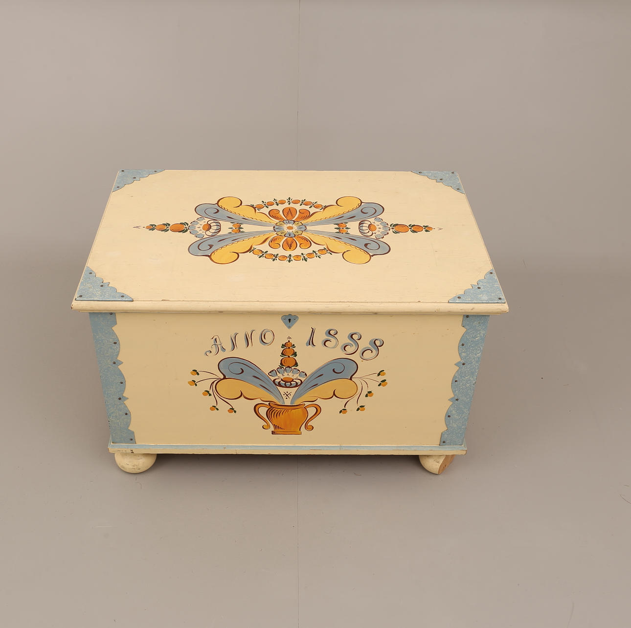 KISTA, 1900-talets första hälft,vitmålad med kurbitsdekor, beslag i plåt, märkt 1888.