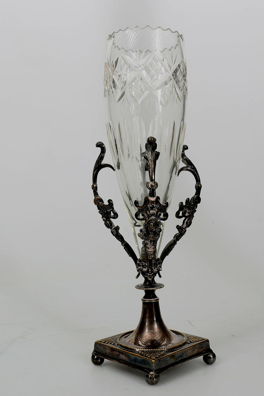 VAS I METALLSTÄLLNING, glas och nysilver, 1900-talets första kvartal.