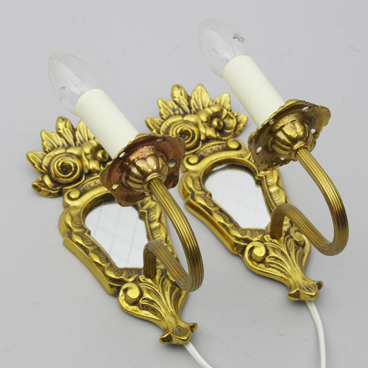 VÄGGLAMPETTER, mässing med speglar, rokokostil.