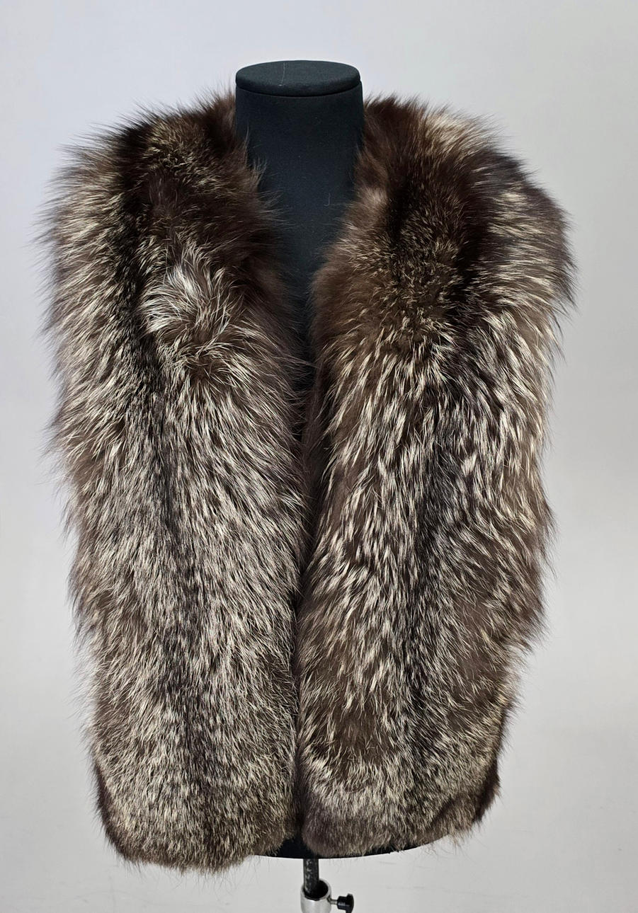 STOR STOL I SILVERRÄV, MED AXELBAND.