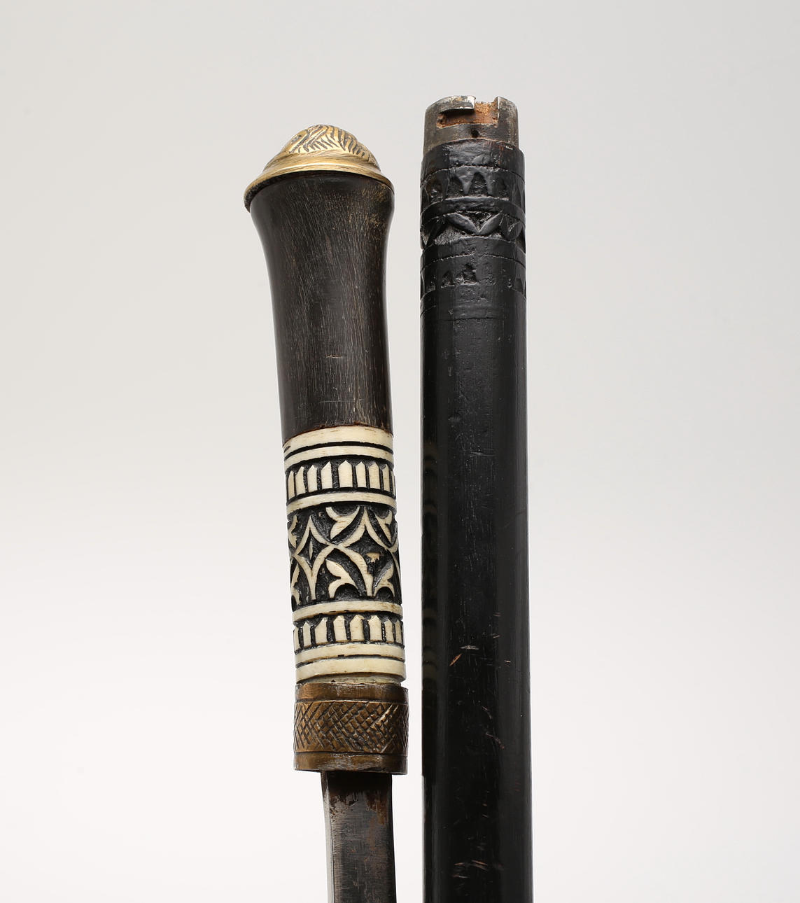 KÄPP MED SVÄRD, ebenholtz, ben och mässing. Tidigt 1900-tal.