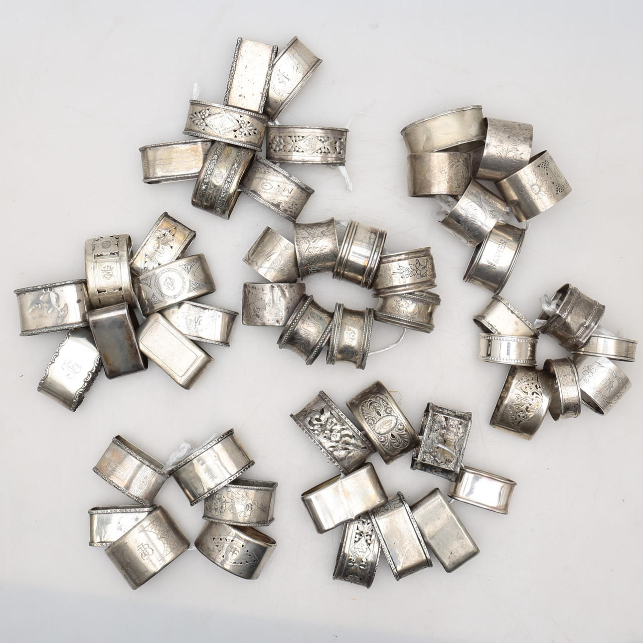 Fyrtionio silverservettringar.