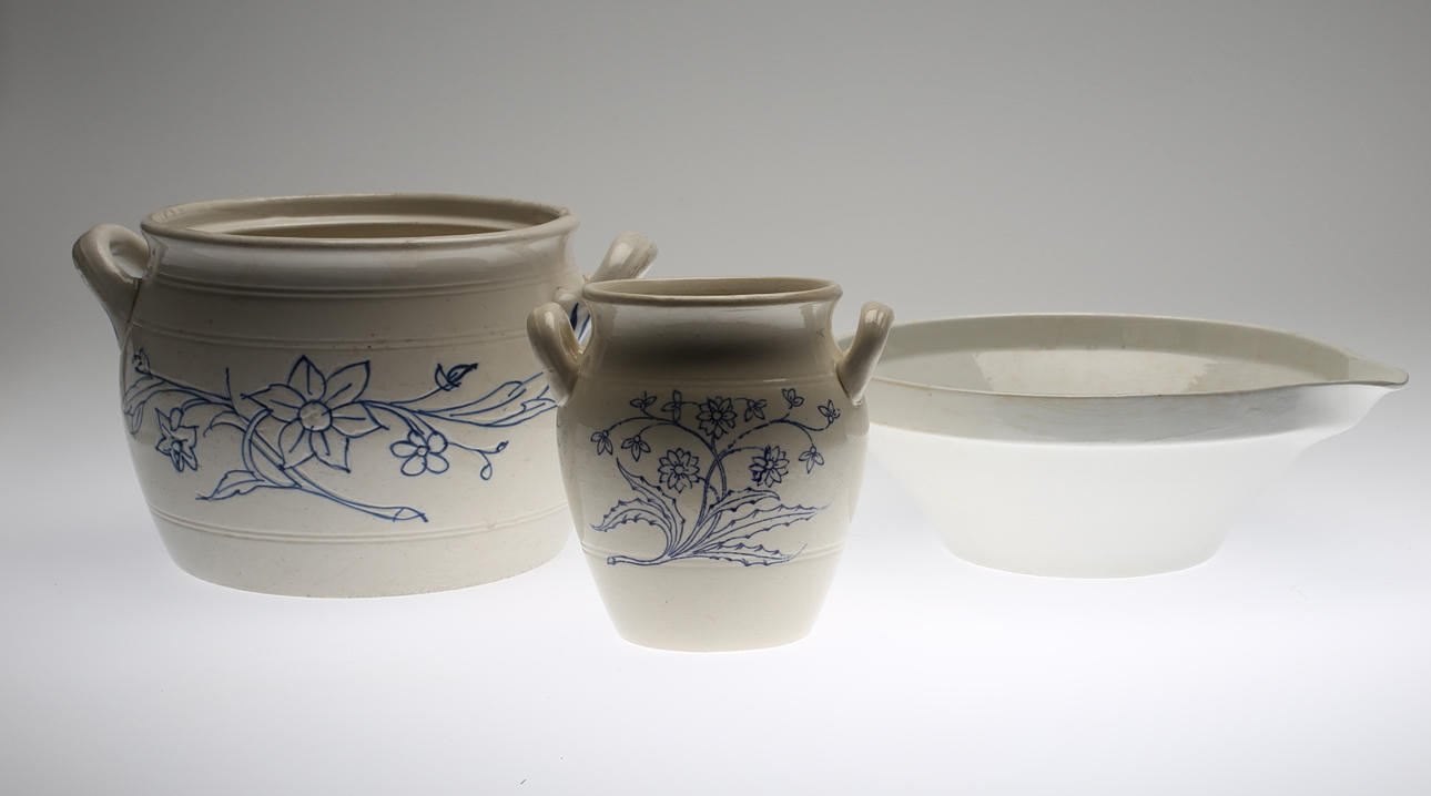 PARTI KERAMIK, 2 st blåvita krus samt spillkum, Gustavsbergs samt Rörstrand, 1900-talets början.