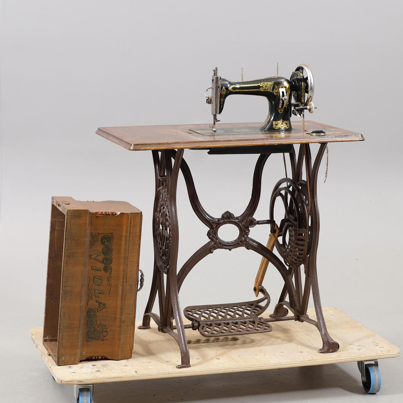 SYMASKINE PÅ BENSTATIV, 19. århundrede.