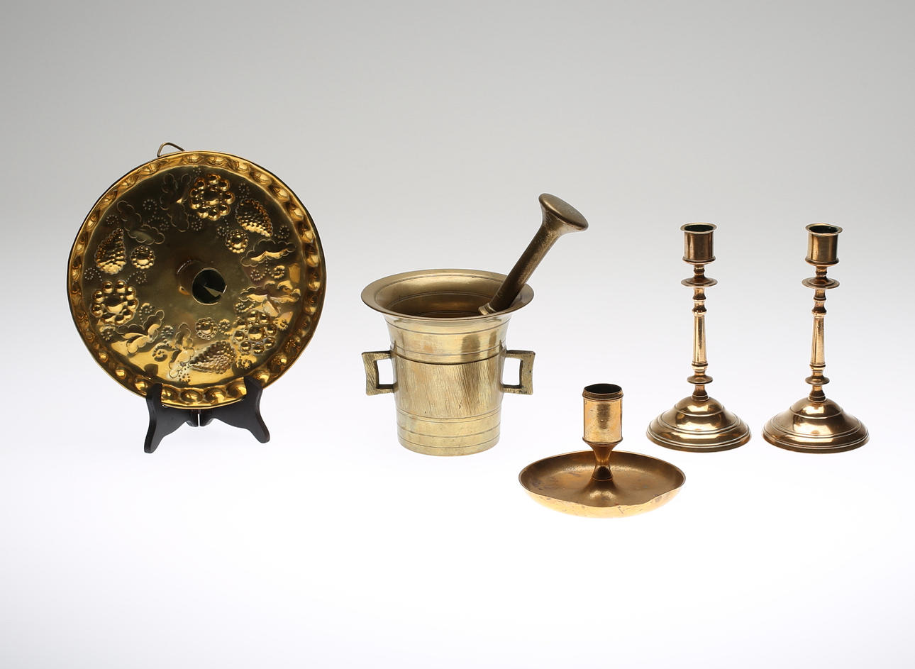 MORTEL samt 4 st LJUSSTAKAR, mässing, 1900-talets första del.