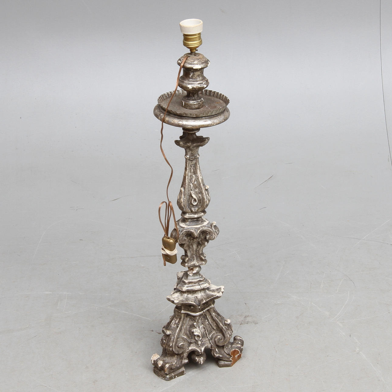 ALTARLJUSSTAKE, skuren och bemålad/försilvrad, monterad som lampa, Italien. 1800-tal.