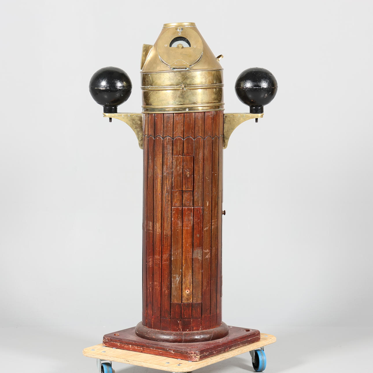 NAKTERHUS, Mässing samt trä med järnkulor.