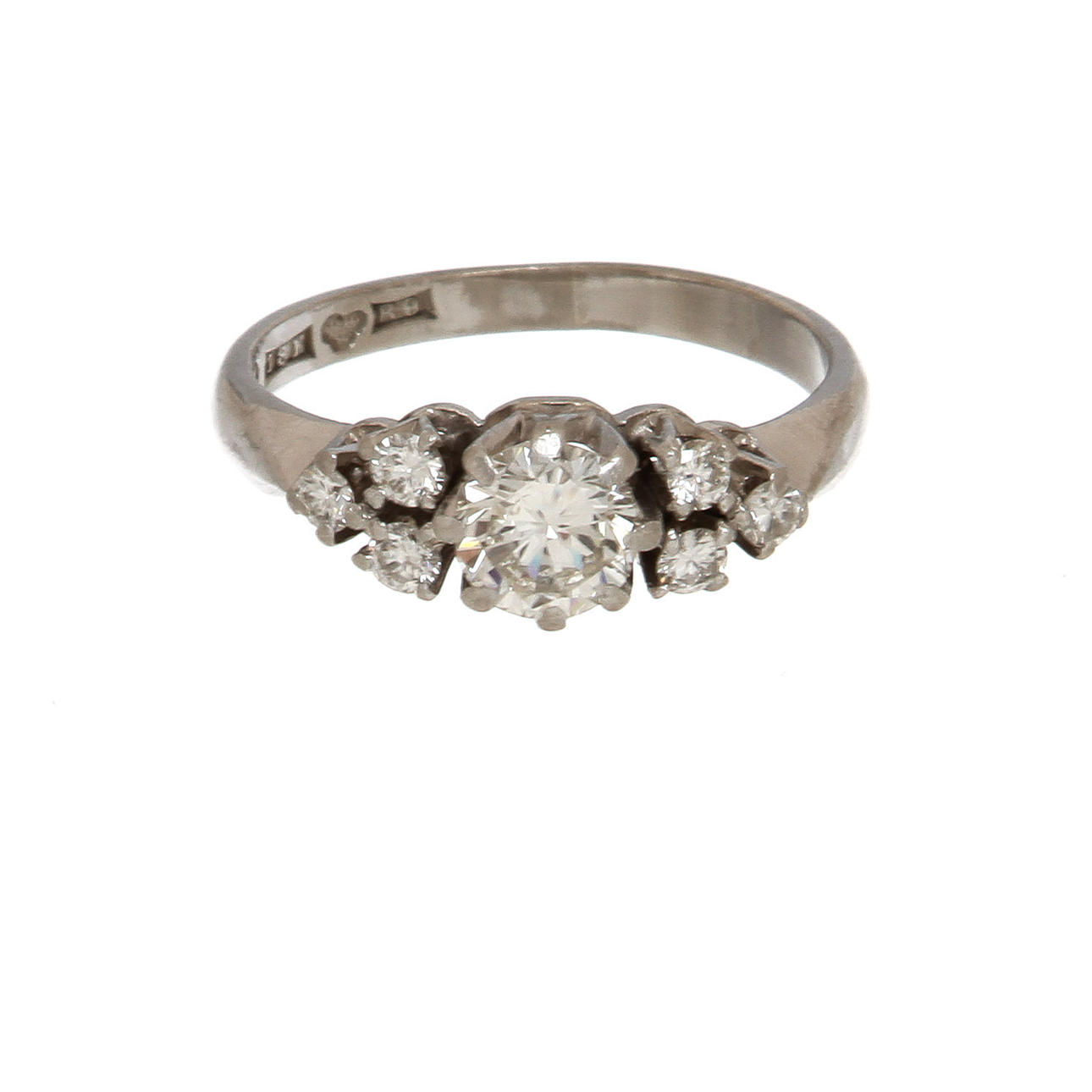 RING, 18K vitguld med diamanter, totalt ca 0,94ct, Erik Johanssons Guldsmeds Ab, Arvika, 1967. Vikt 4,2 g.