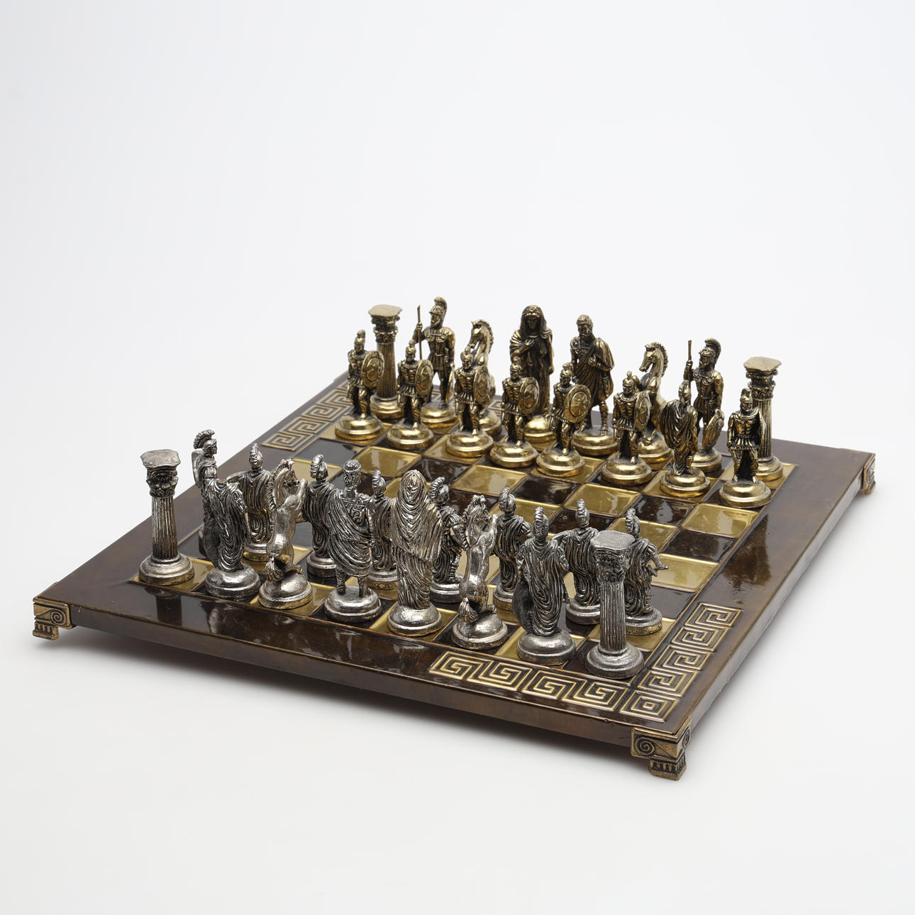 Shakkilauta ja nappulat.