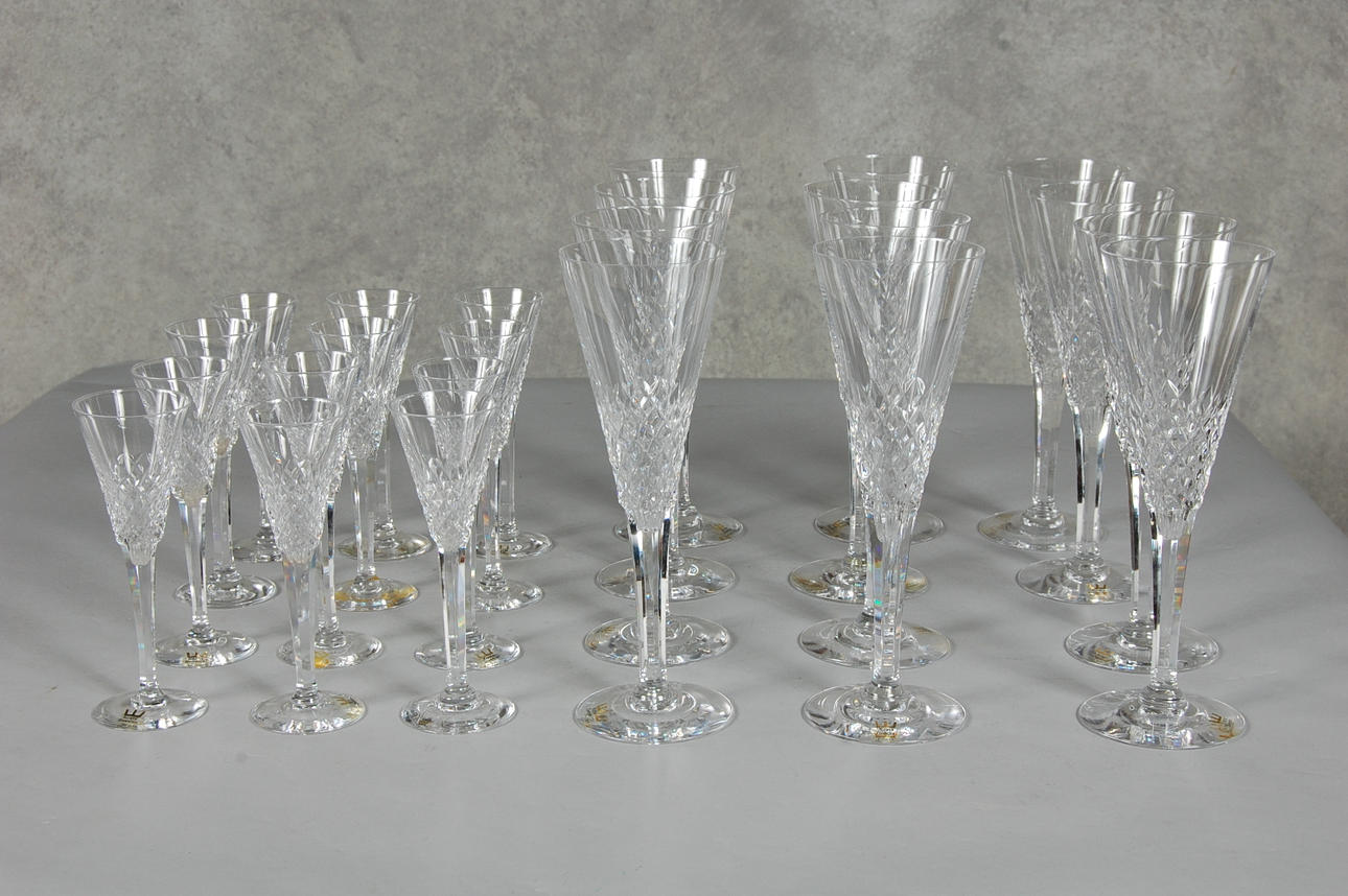 CHAMPAGNEGLAS, SNAPPSGLAS, 24 delar " Ambasadör" Vicke Lindstrand, Kosta.