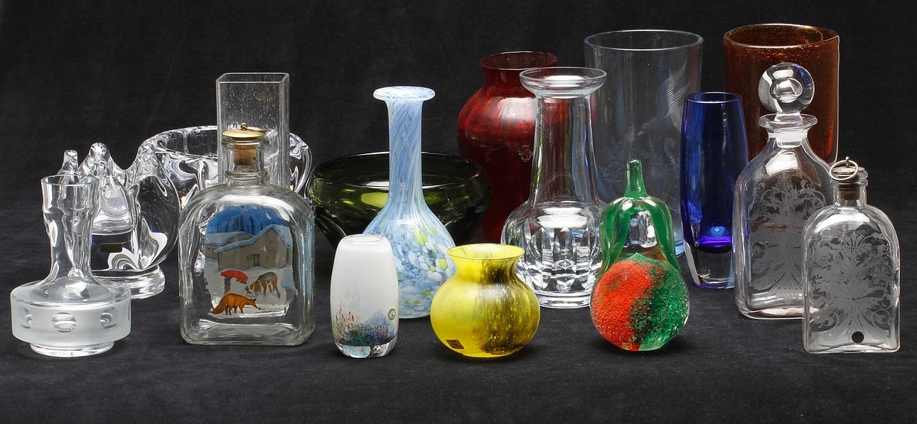 GLASFÖREMÅL, 17 delar bland annat Kosta.