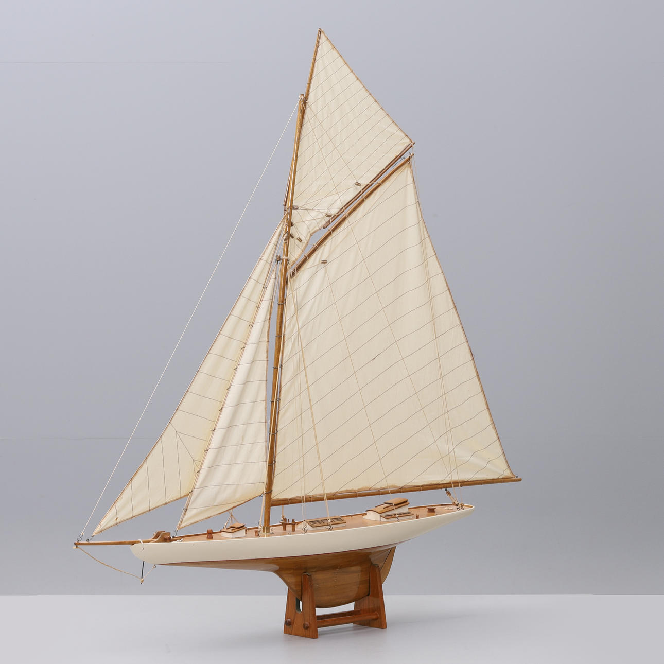 Ein Modellboot, 20. Jahrhundert.