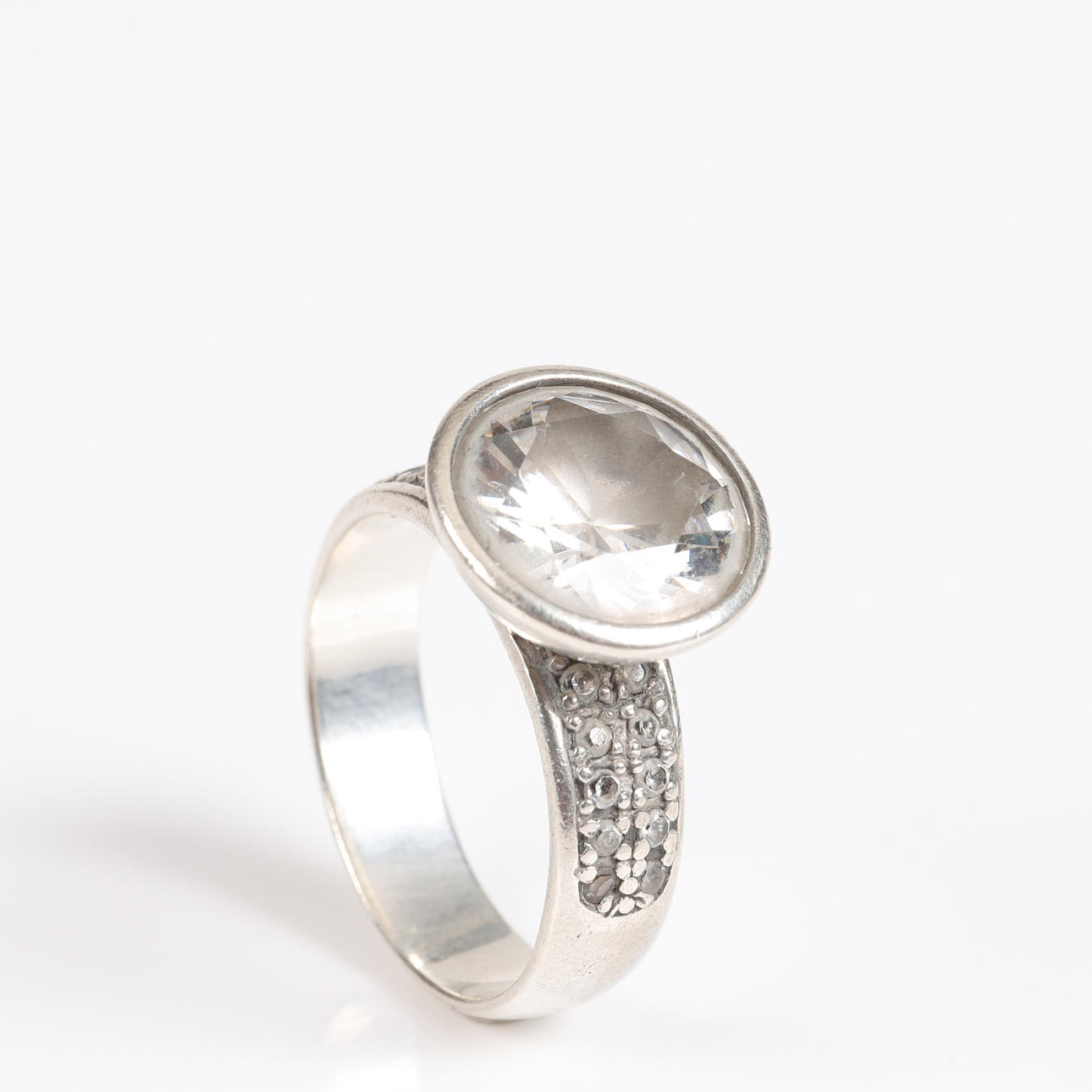 RING, Silber, weiße Steine.
