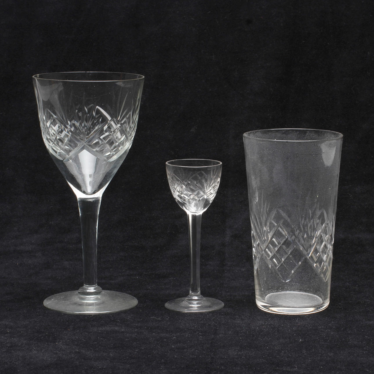 GLASSERVISDELAR, 26 delar, "Helga", 1900-tal.