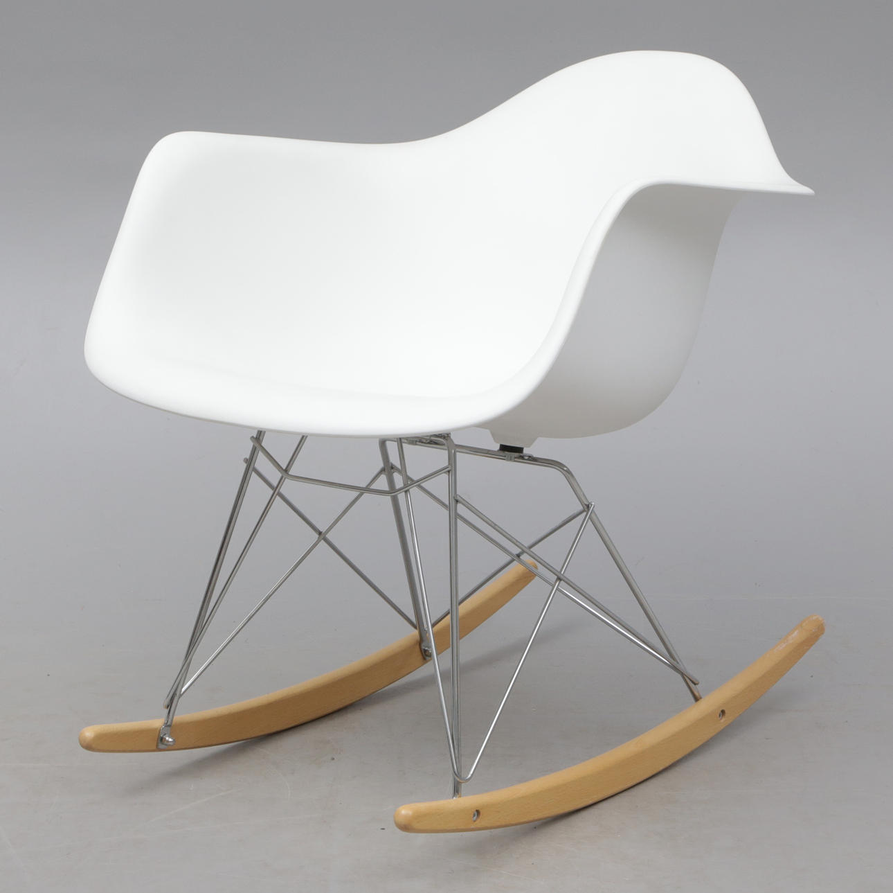 Mecedora, RAR, blanca con chasis cromado.