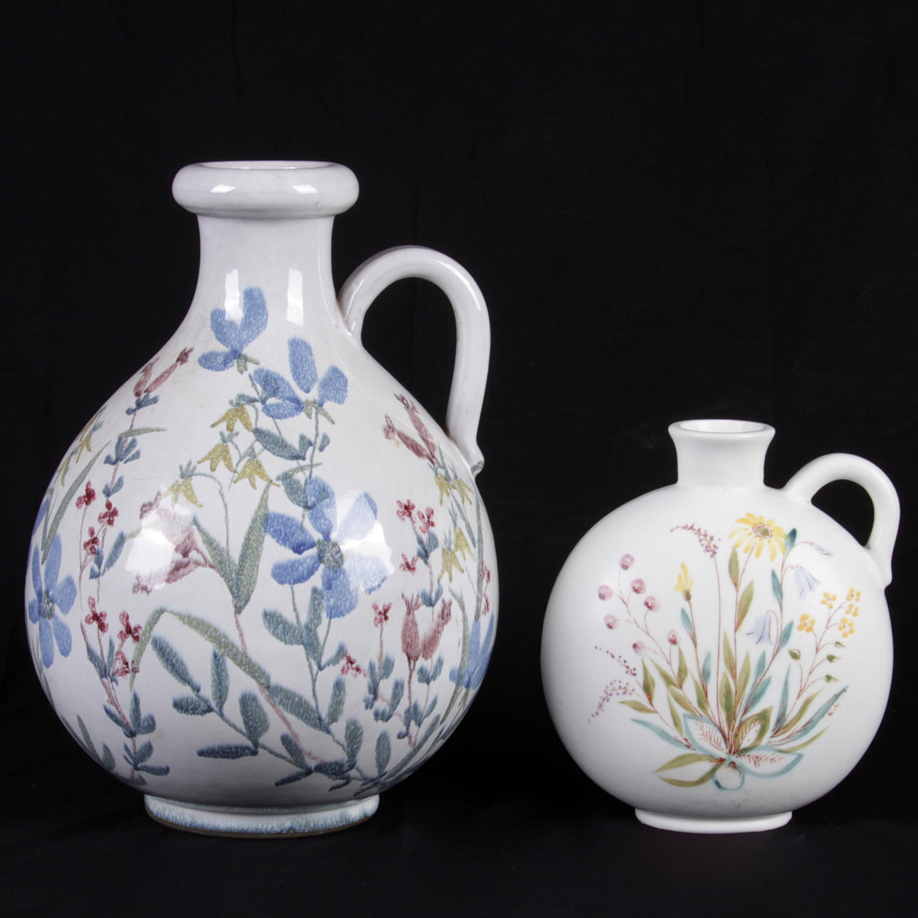 VASER, med hänkel, 2 st. Keramik, Rörstrand och Laholm, 1900-tal.