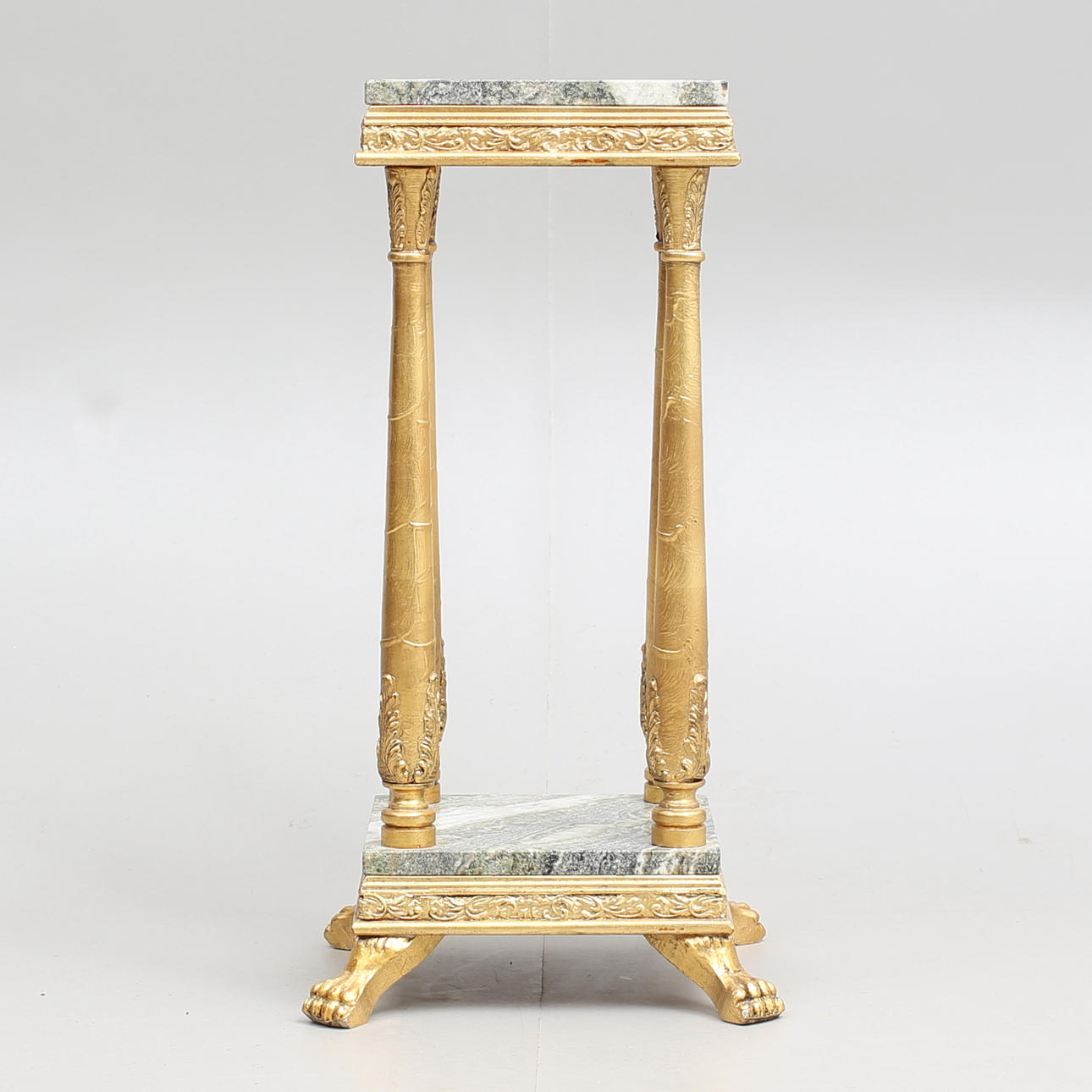 PIEDESTAL, förgylld med marmorplattor.