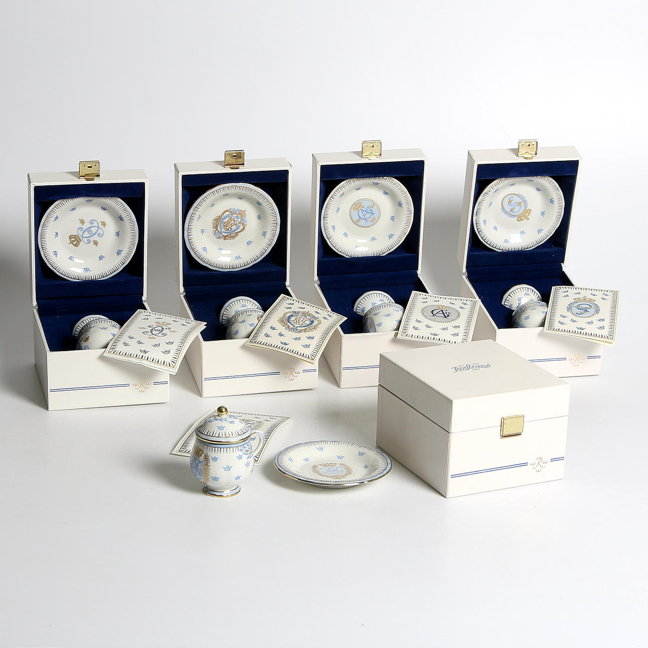 CRÉMEKOPPAR med FAT i LÅDOR, 10 delar, fältspatsporslin, Rörstrands samlarserie med Kungliga namnschiffer, 1900-tal.