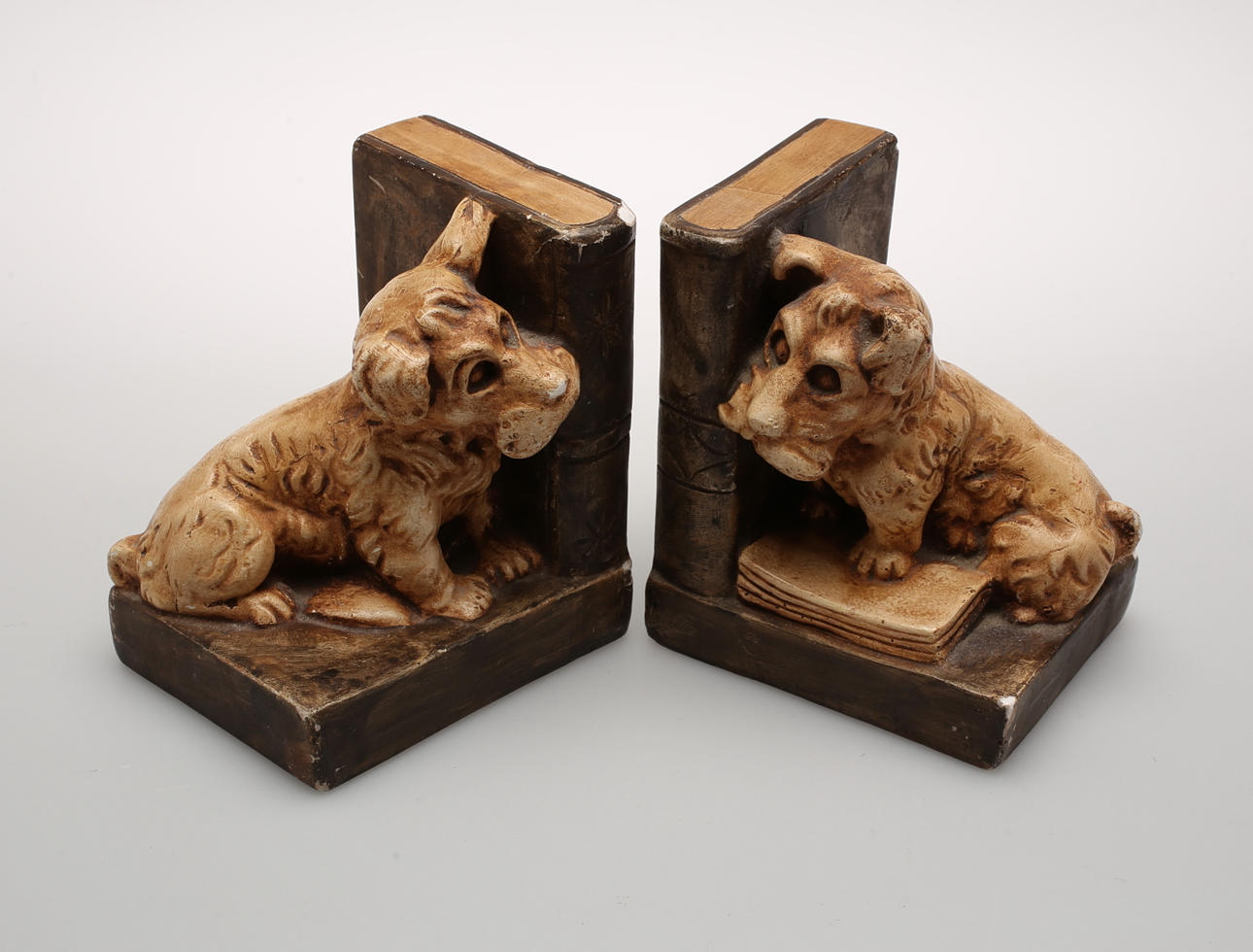 BOKSTÖD, ett par, patinerad gips, 1900-tal.