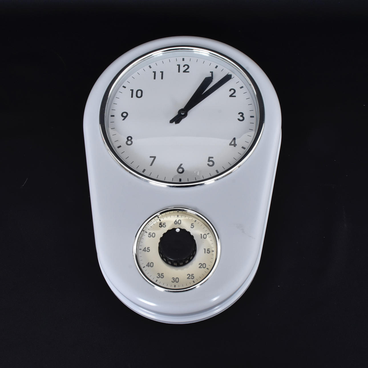 A quartz kitchen clock, later 20th century.