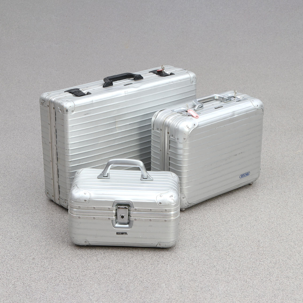 RIMOWA, VÄSKOR, TRE ST. Aluminium. Samtida tillverkning.