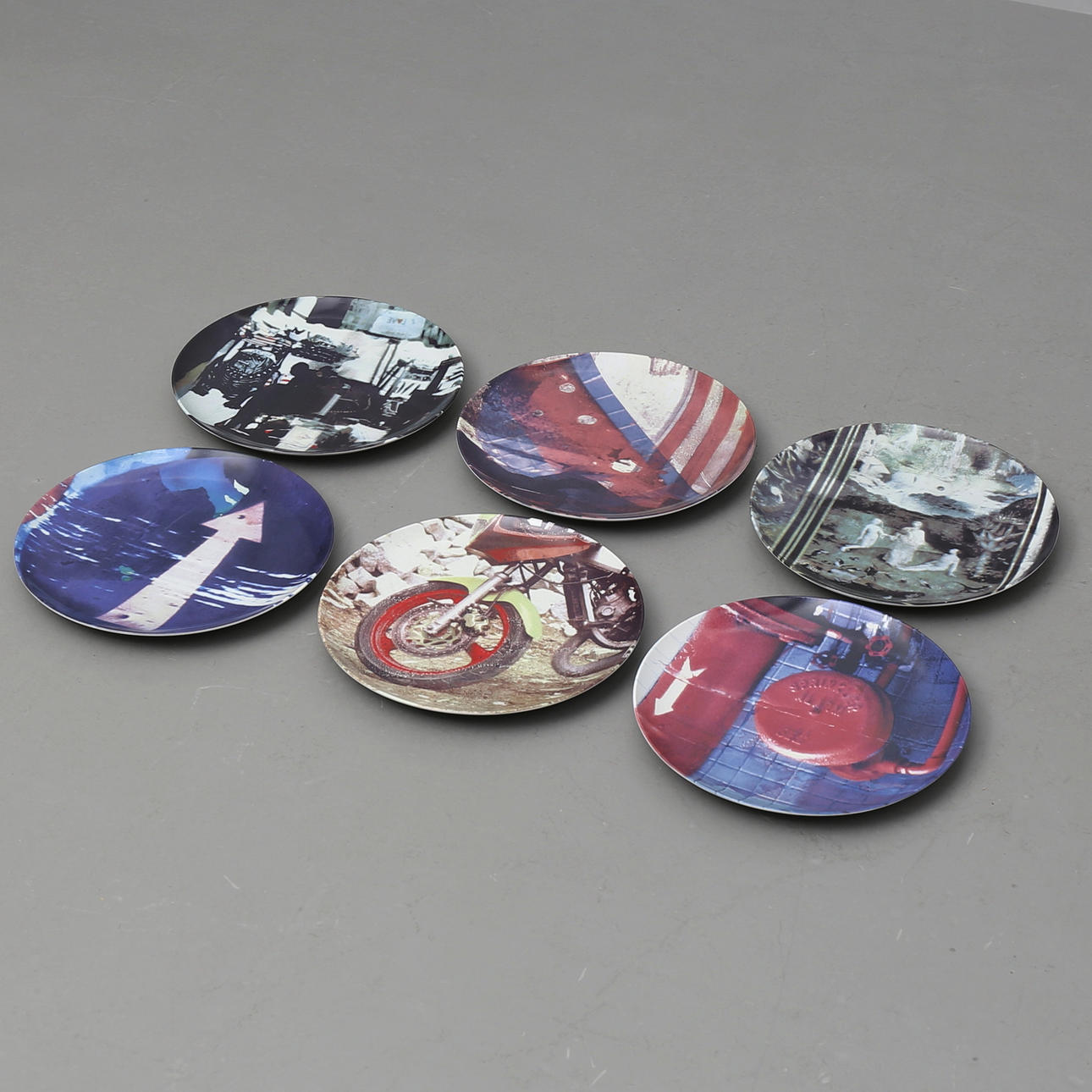 ROBERT RAUSCHENBERG. Tallrikar i porslin, 6 st, Rauschenberg, exclusive Edition for the Guggenheim museum, 1997, i originalkartonger.