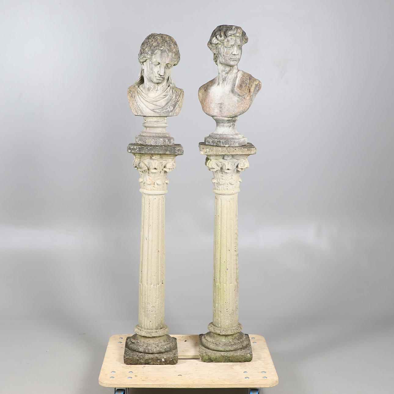 EIN PAAR REKONSTITUIERTER STEINBÜSTEN AUF KORINTHISCHEN SÄULEN.