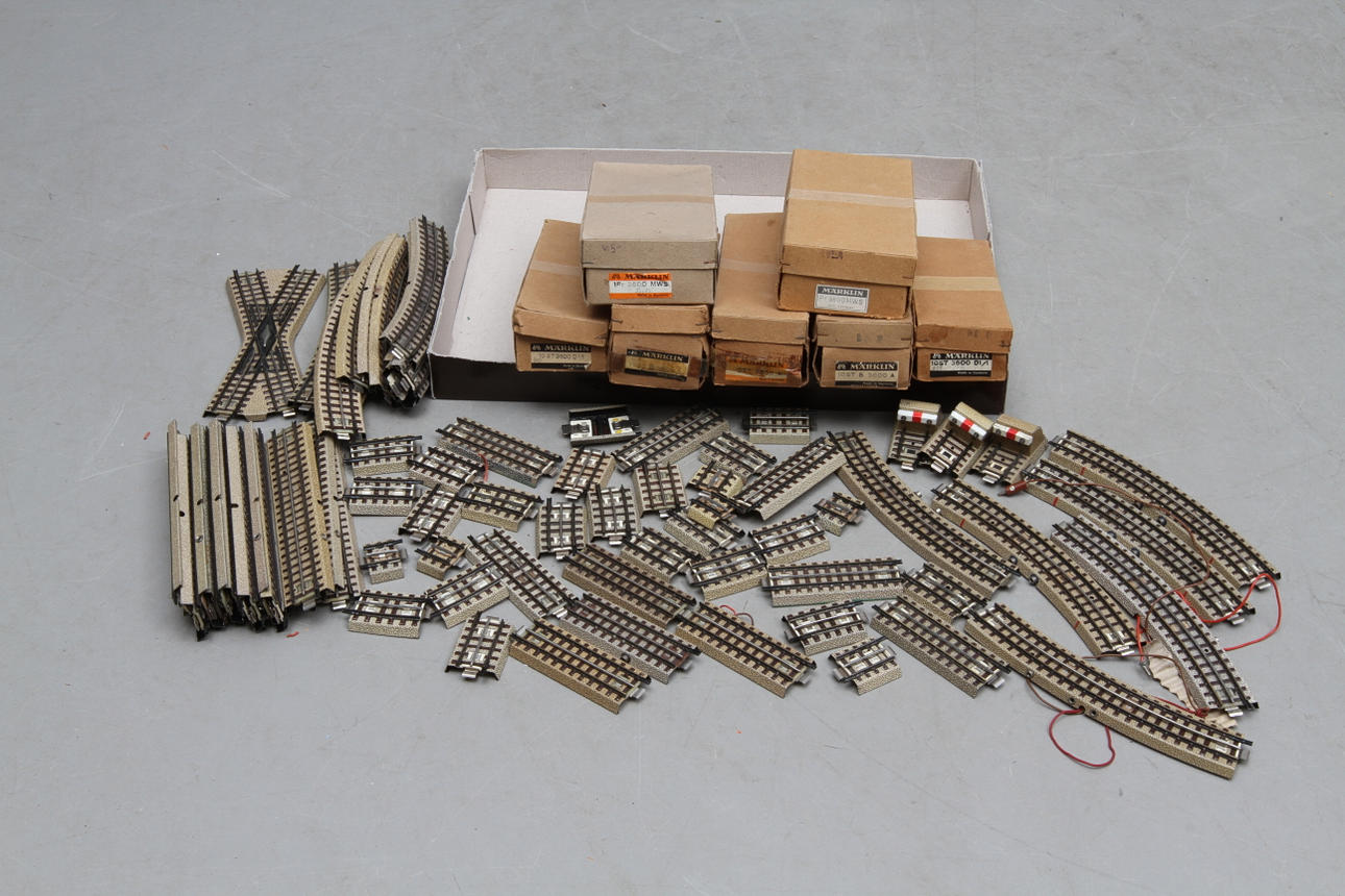 MÄRKLIN räls och växlar. Delvis originalkartong. Heldragen mittledare modell 3600. Rälsen av typen "Vollprofil".
