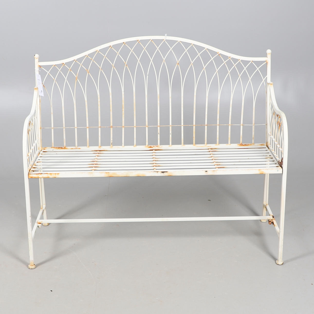 A MODERN PAINTED METAL GARDEN BENCH.