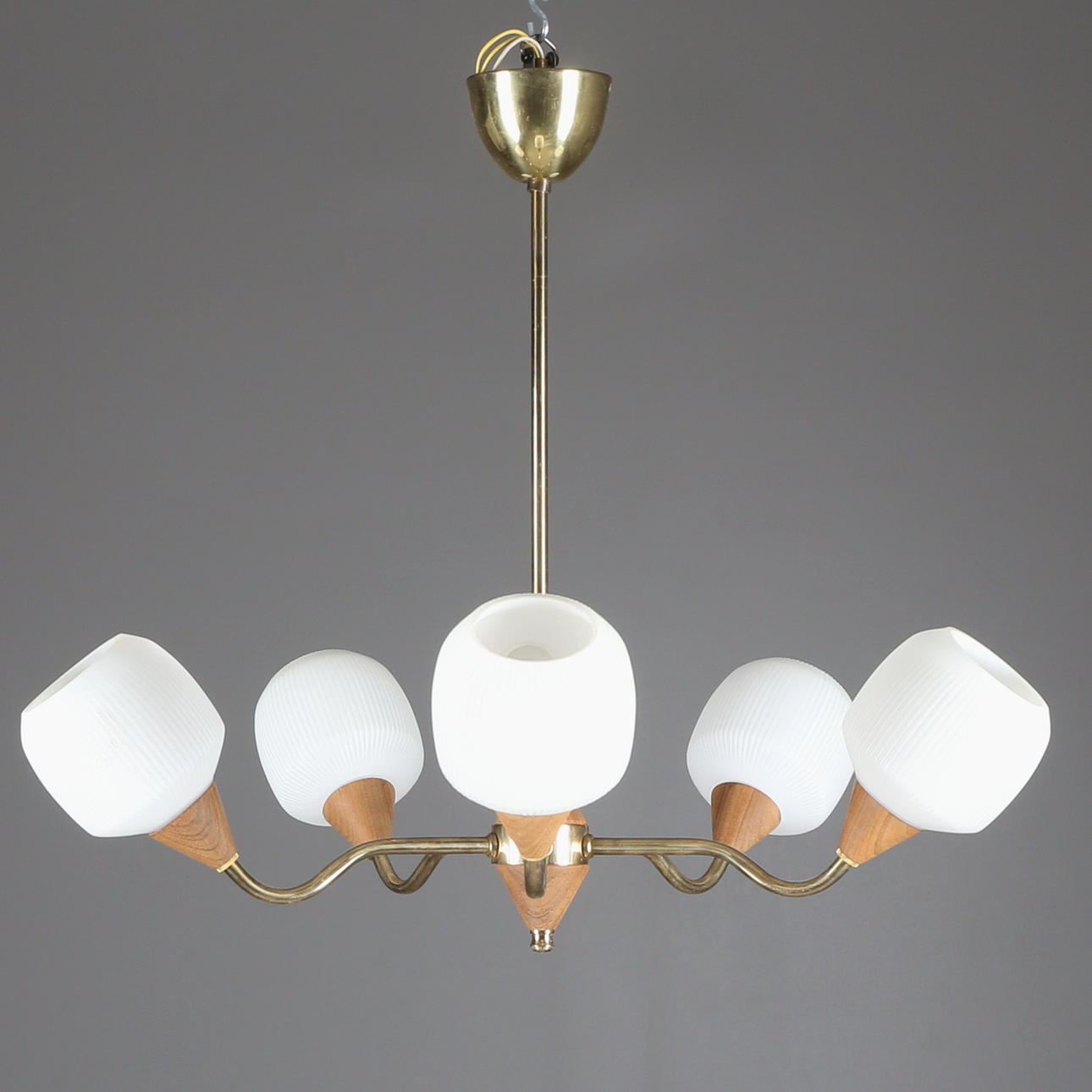 TAKLAMPA, trä/gulmetall, totalhöjd 52 cm, omkring 1900-talets mitt.