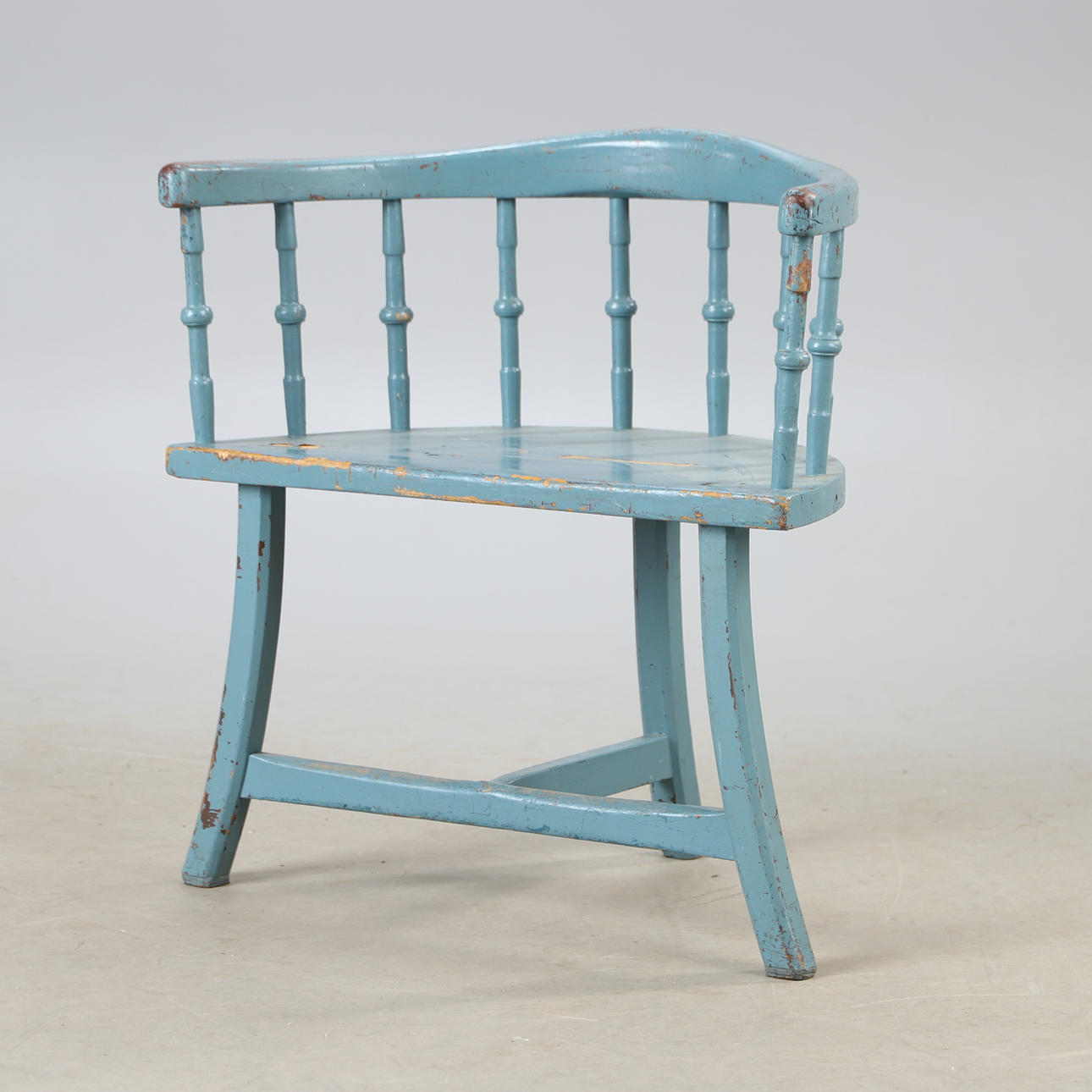 Milchstuhl, blau gestrichen, 20. Jahrhundert.