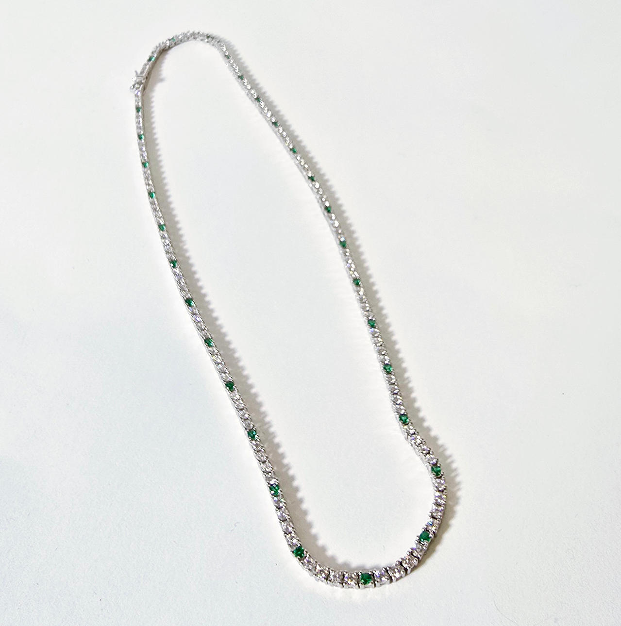 COLLAR EN PLATA RIVIÈRE CON CIRCONITA VERDE.