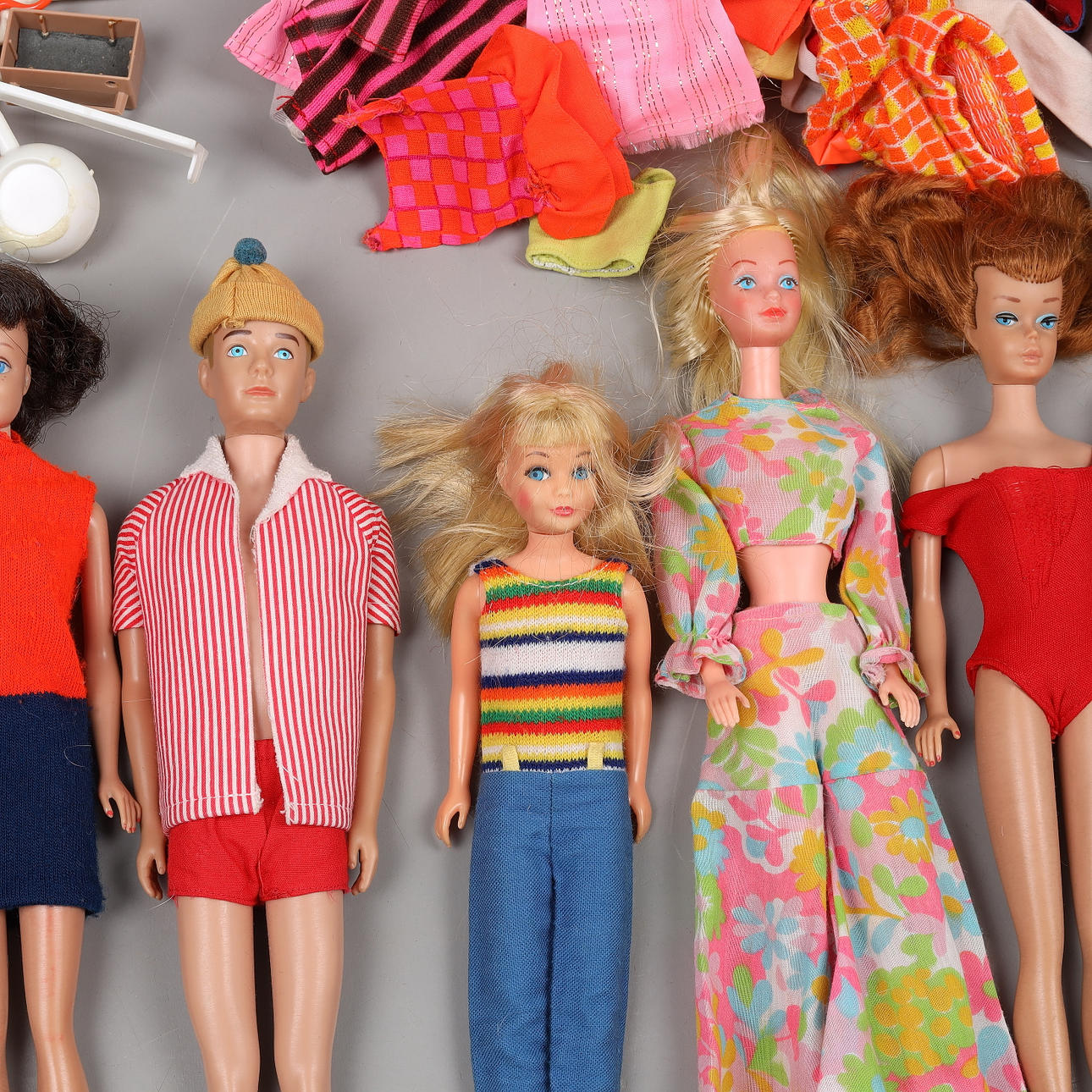 barbie-nuket-7-kpl-vaatteilla-ja-asusteilla-1960-70-luku-lelut