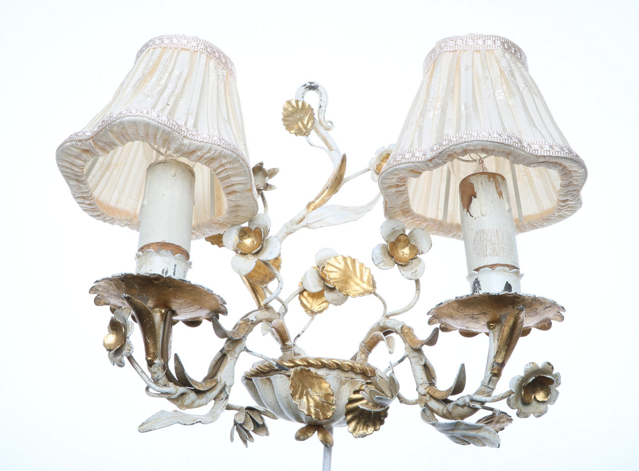 VÄGGLAMPETT, metall och trä, tygbeklädda lampskärmar, 1900-tal.